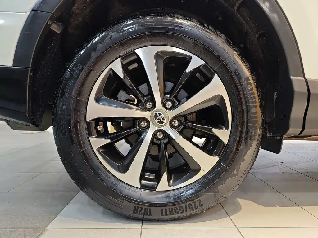Toyota RAV4 2017 — фото 29