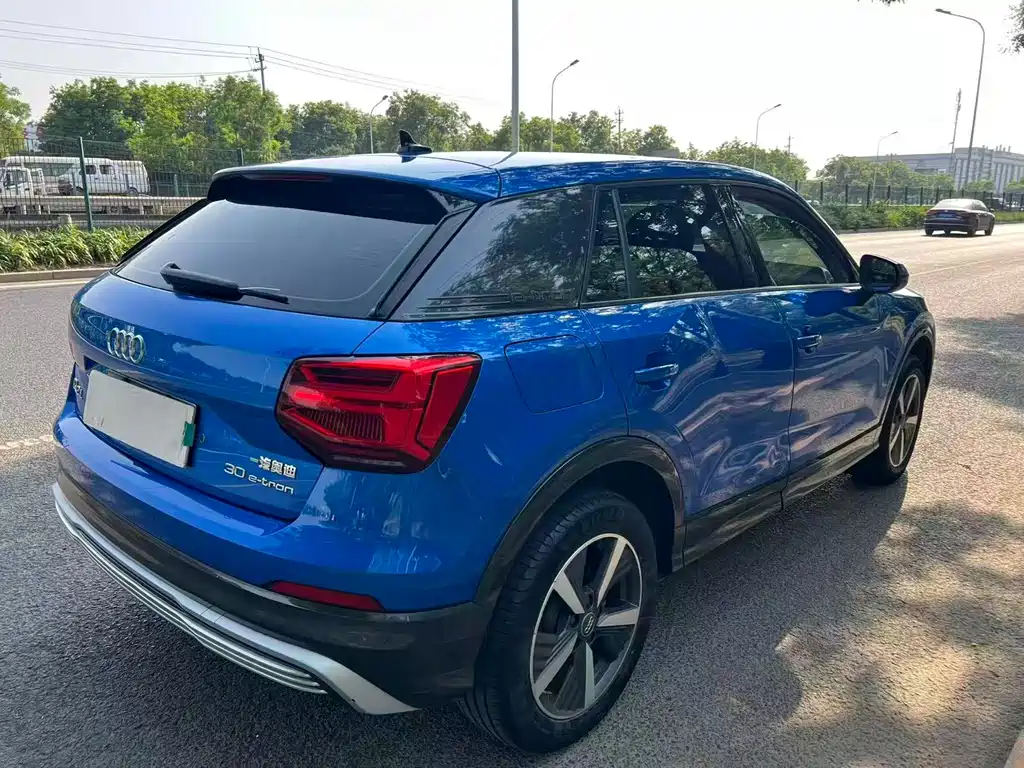 Audi Q2L e-tron 2020 — фото 7