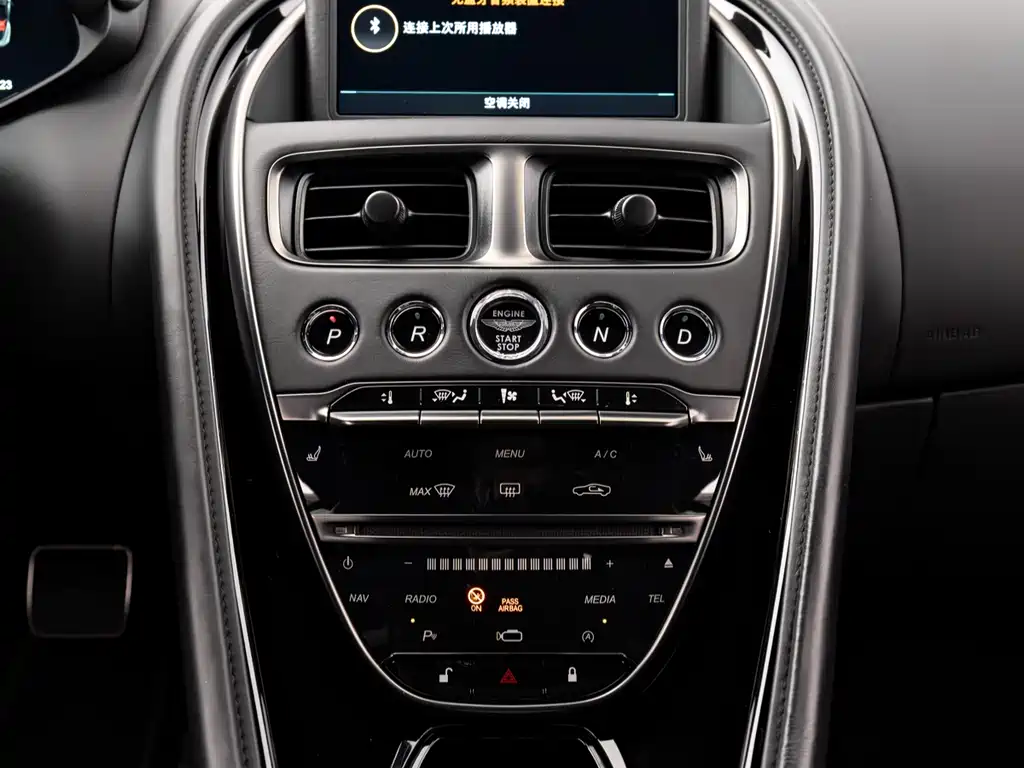 Aston Martin DBS 2023 — фото 10