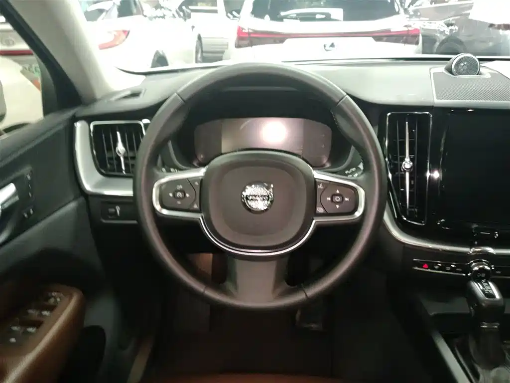 Volvo XC60 2020 — фото 11