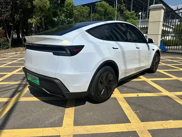 Tesla Model Y 2025