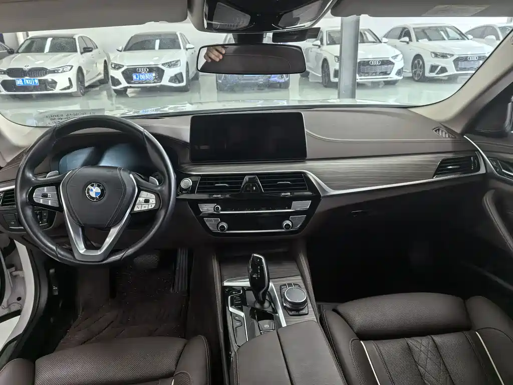 BMW 5 Series 2021 — фото 25