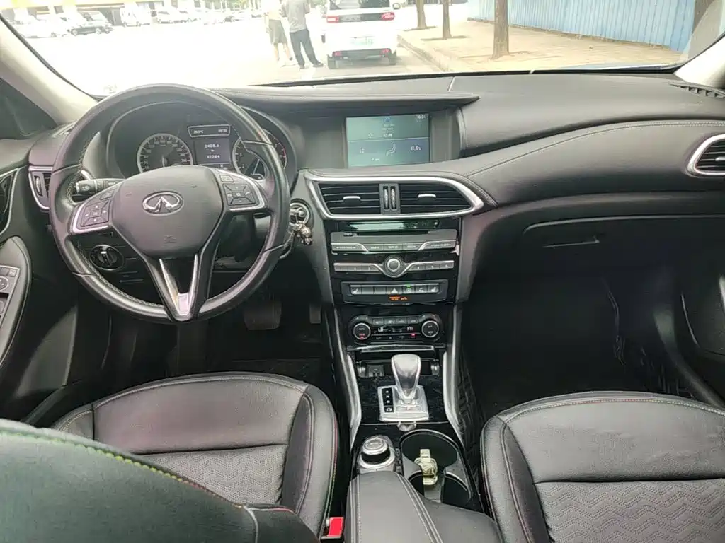 Infiniti QX30 2018 — фото 10