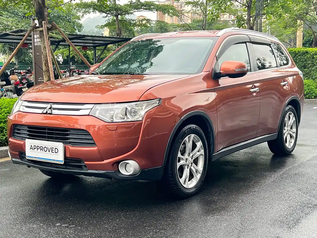 Mitsubishi Outlander 2015 — фото 1