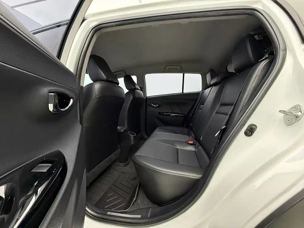 Toyota Yaris L 2023 — фото 10