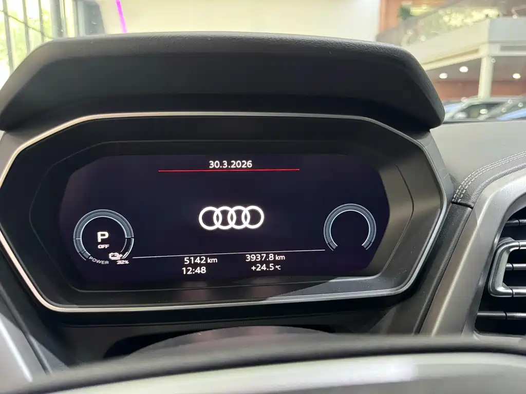 Audi Q4 e-tron 2025 — фото 8