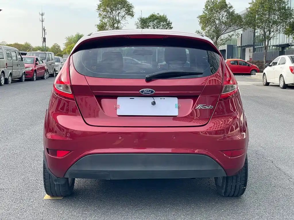 Ford Fiesta 2011 — фото 11