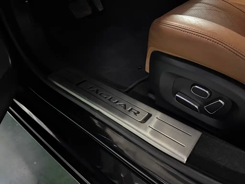 Jaguar XJ 2015 — фото 12