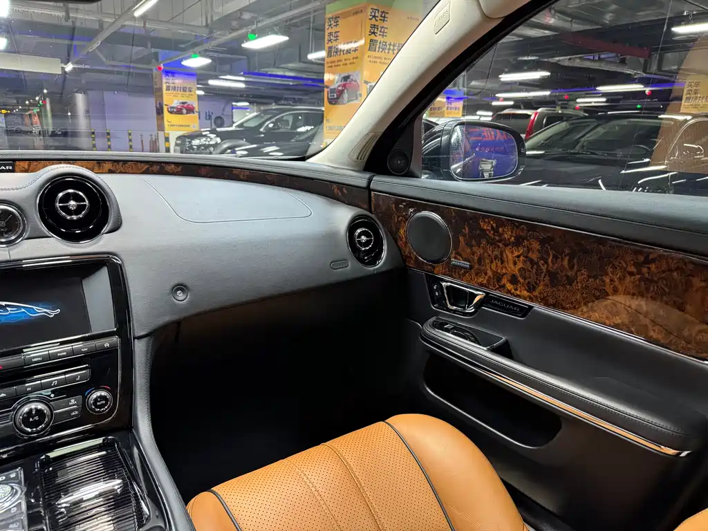 Jaguar XJ 2015 — фото 31