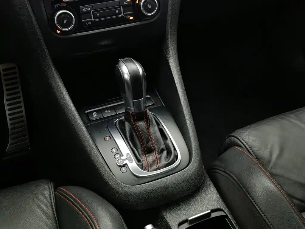 Volkswagen Golf GTI 2012 — фото 13