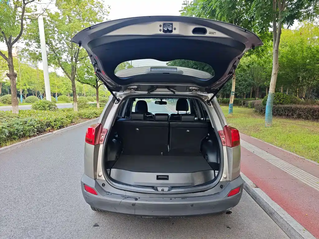 Toyota RAV4 2015 — фото 12
