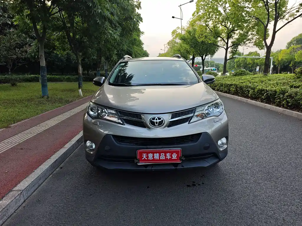 Toyota RAV4 2015 — фото 2