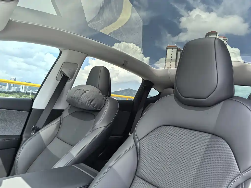 Tesla Model Y 2025