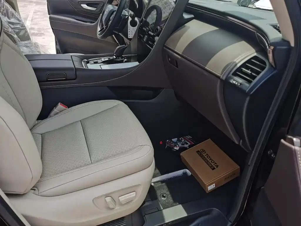 Toyota Alphard — фото 4