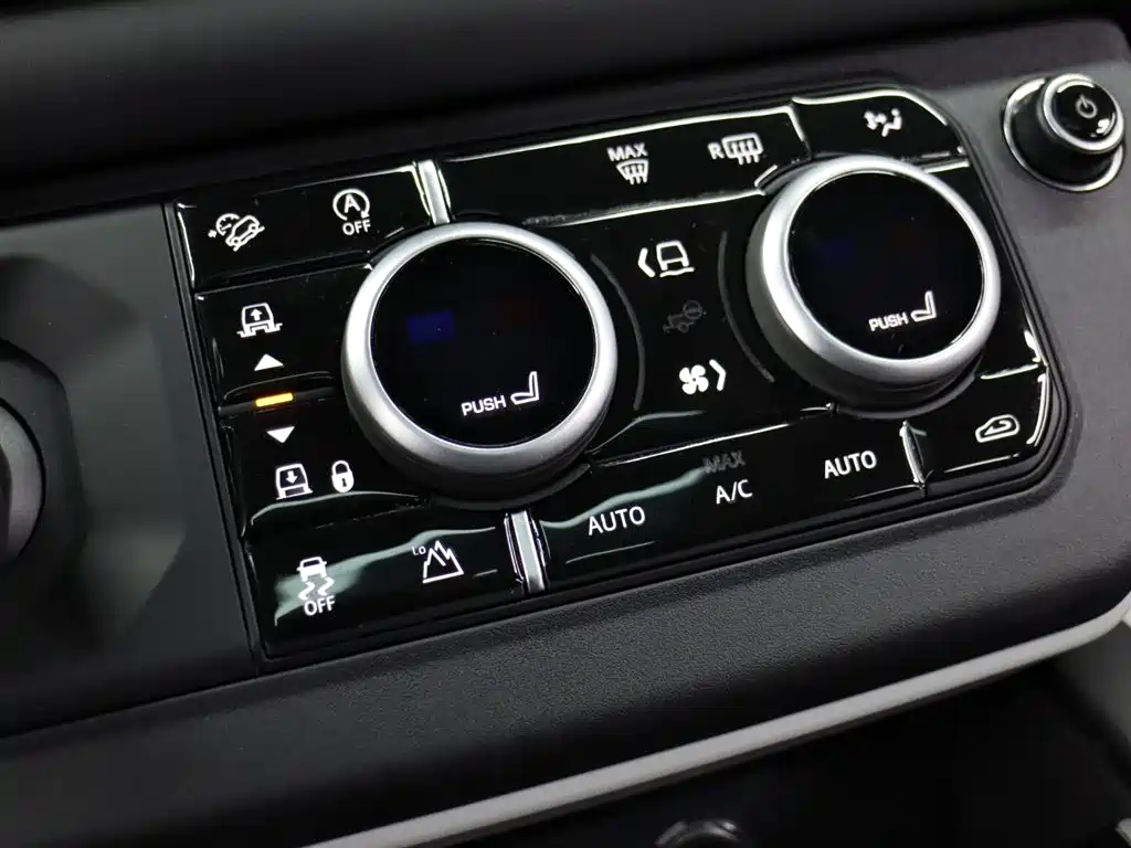 Land Rover Defender 2024 — фото 25