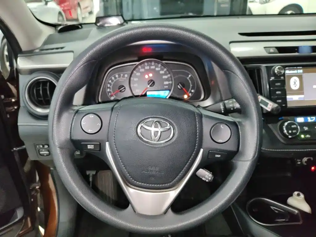 Toyota RAV4 2017 — фото 11