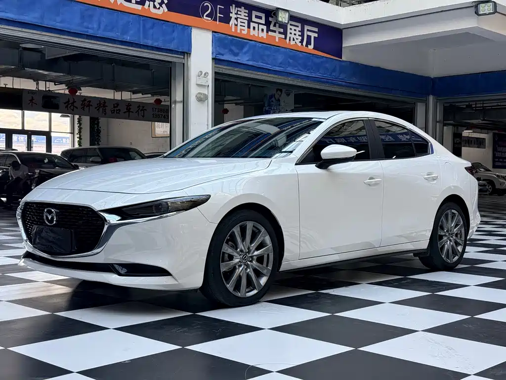 Mazda 3 Axela 2023 — фото 1