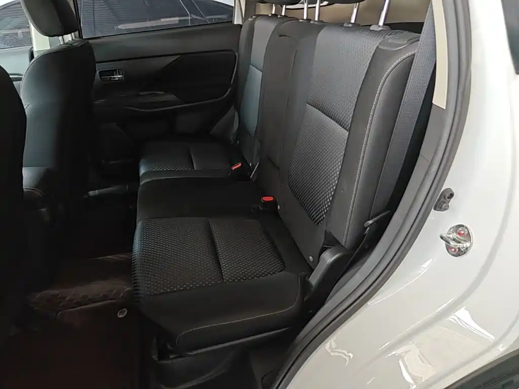 Mitsubishi Outlander 2021 — фото 17