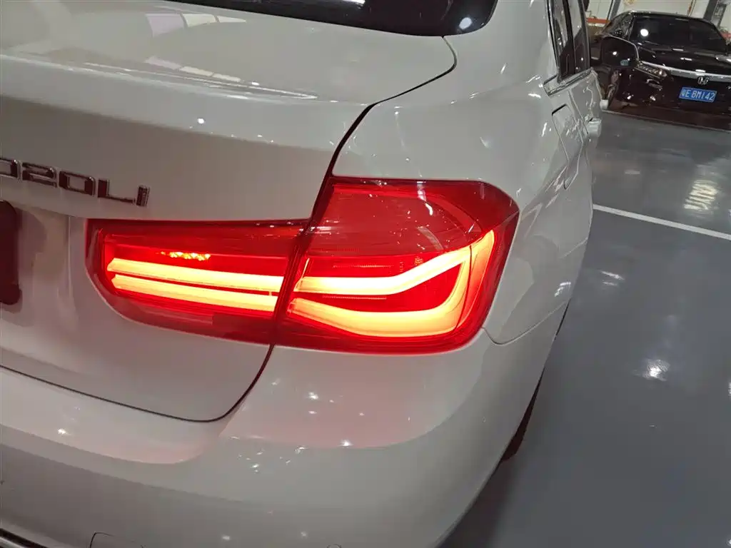 BMW 3 Series 2017 — фото 24