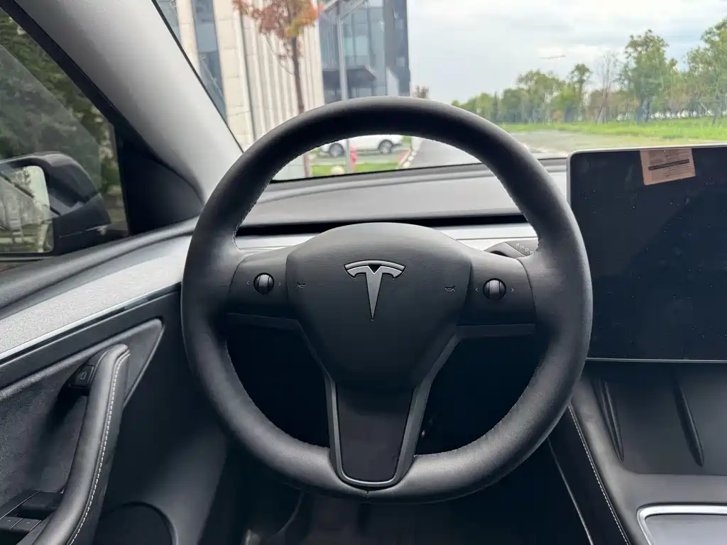 Tesla Model Y 2024 — фото 15