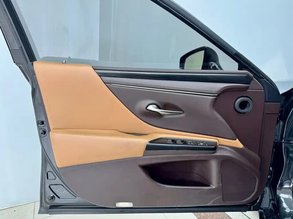 Lexus ES 2019