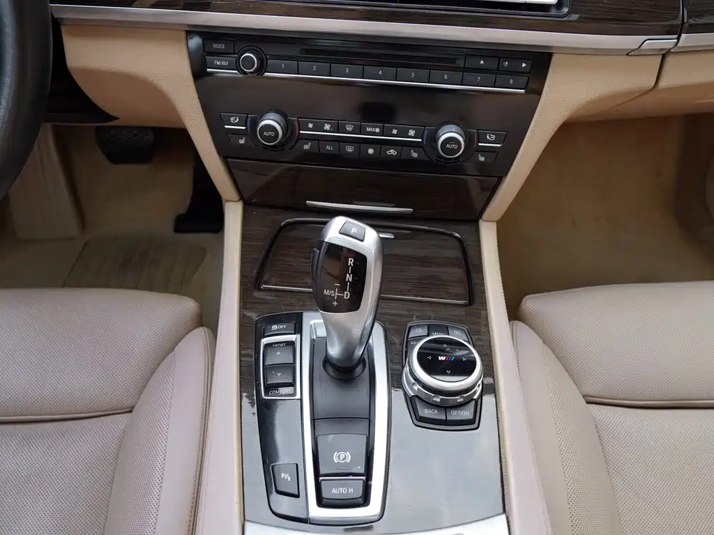 BMW 7 Series 2009 — фото 10