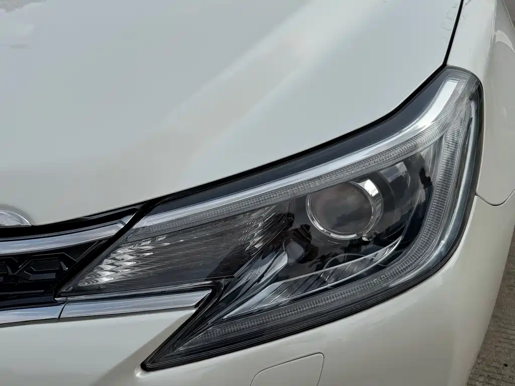 Toyota Reiz 2015 — фото 19