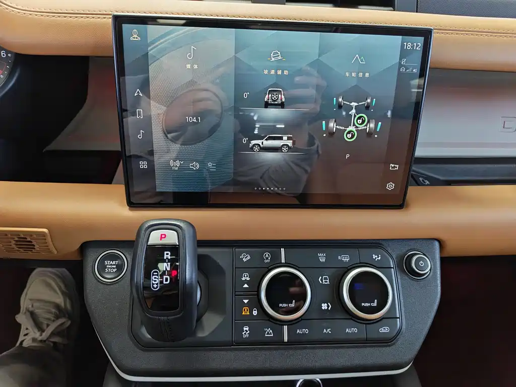 Land Rover Defender 2023 — фото 18
