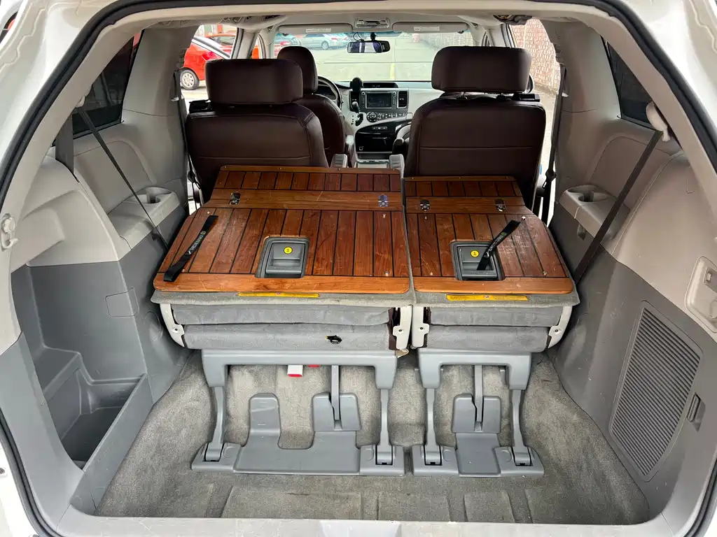 Toyota Sienna 2016 — фото 14
