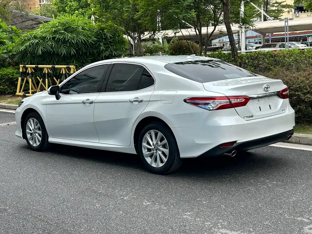 Toyota Camry 2021 — фото 6