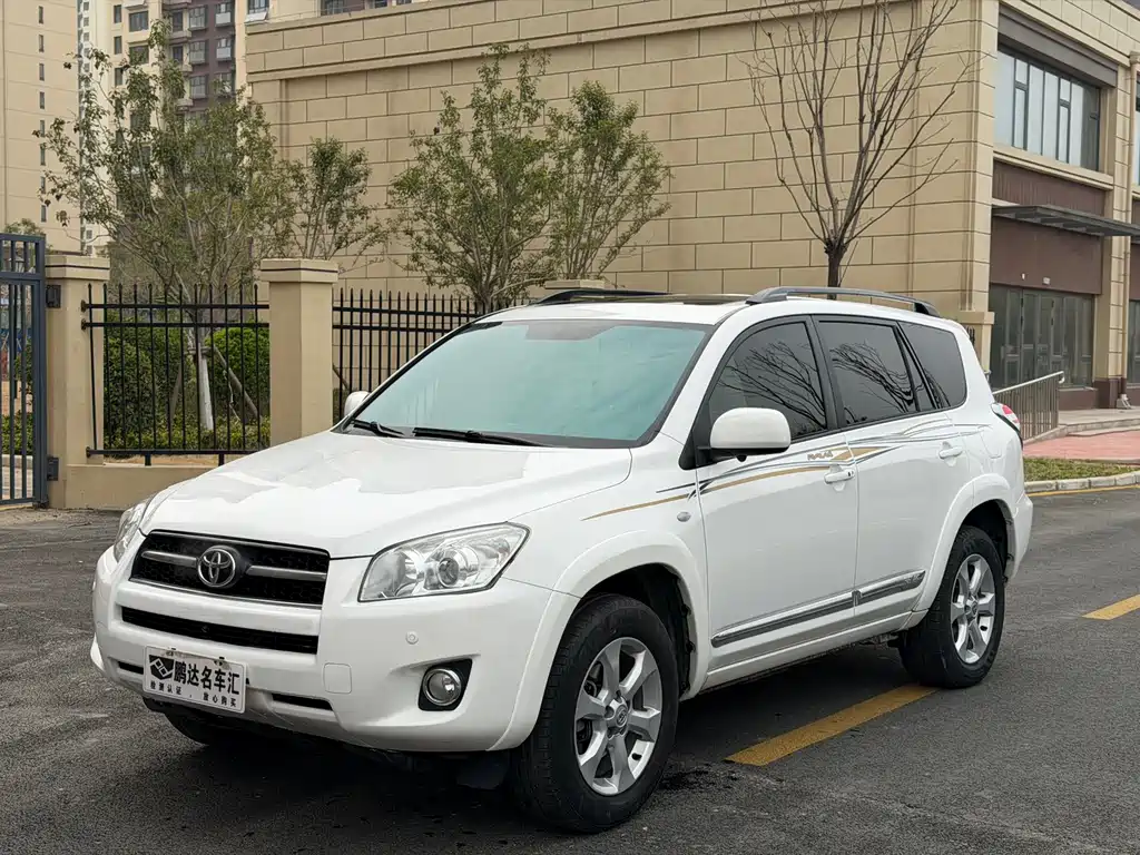 Toyota RAV4 2011 — фото 1