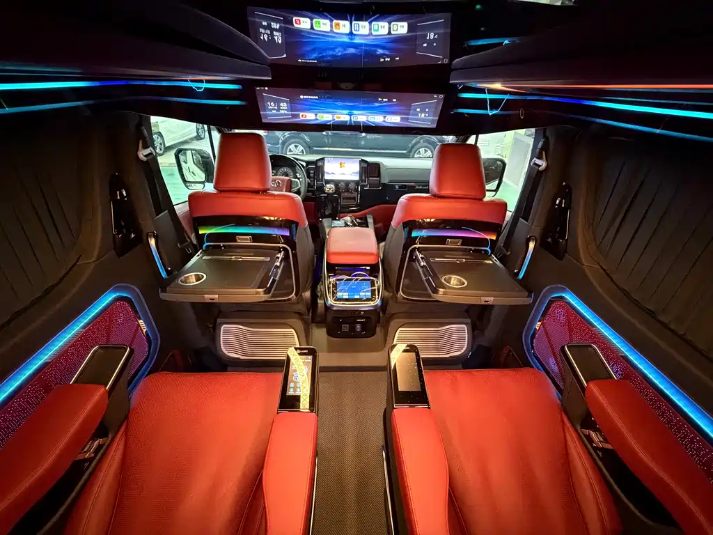 Toyota Hiace — фото 14