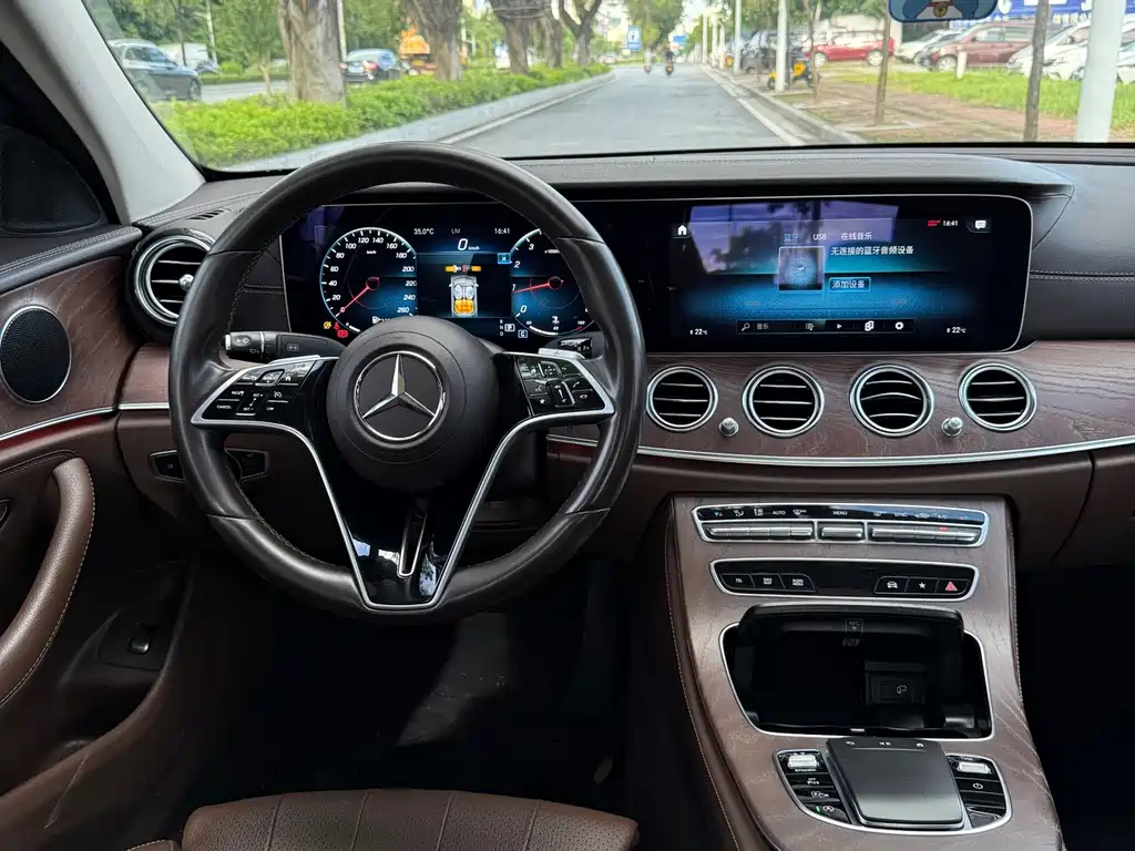 Mercedes-Benz E-Class 2022 — фото 18