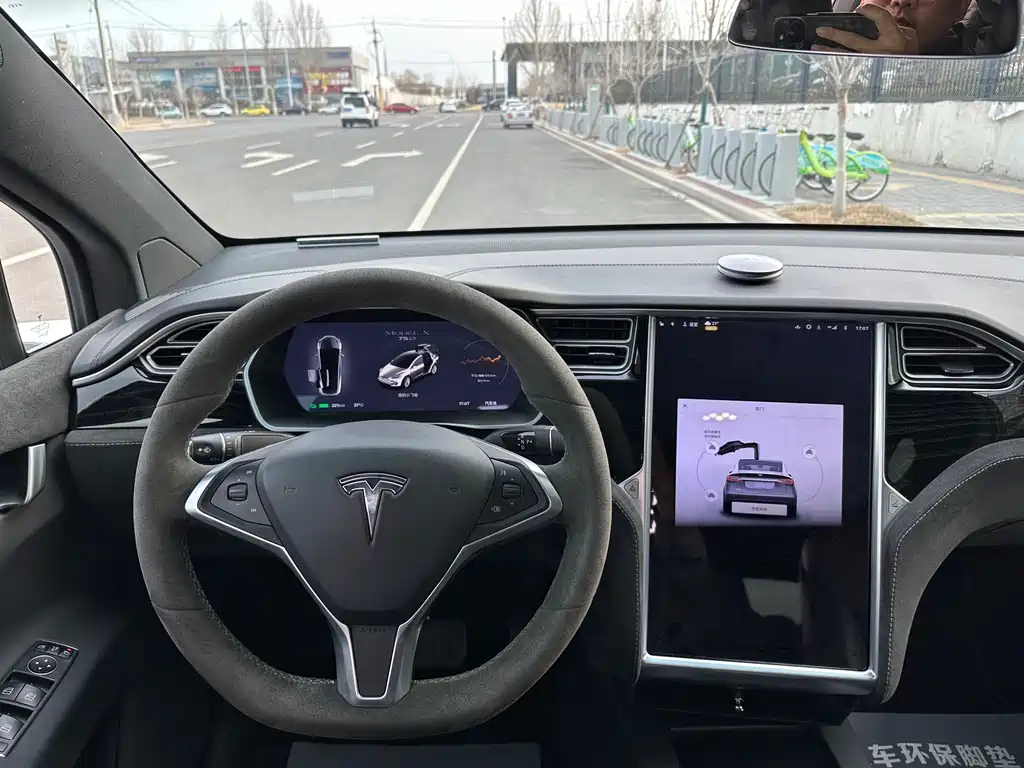 Tesla Model X 2017 — фото 11