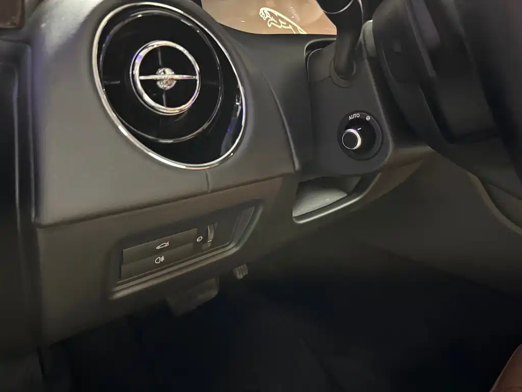 Jaguar XJ 2015 — фото 13