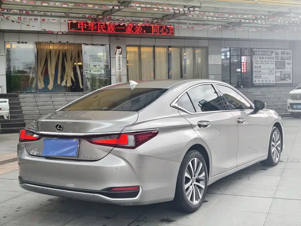 Lexus ES 2019