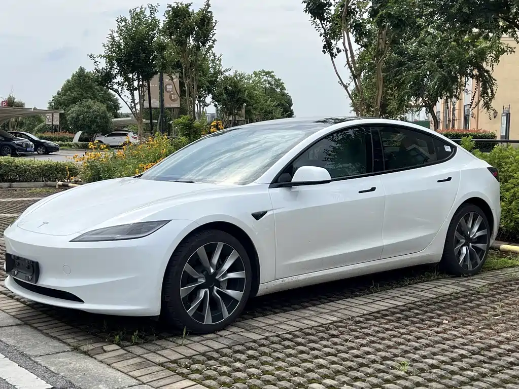 Tesla Model 3 2023 — фото 1