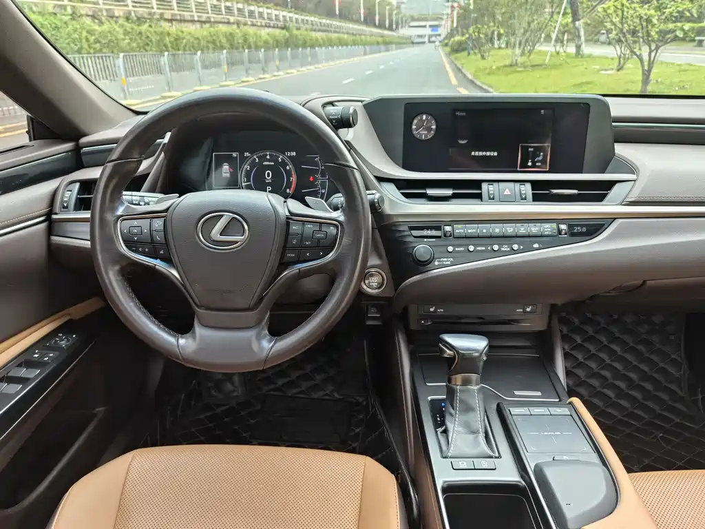 Lexus ES 2018 — фото 7