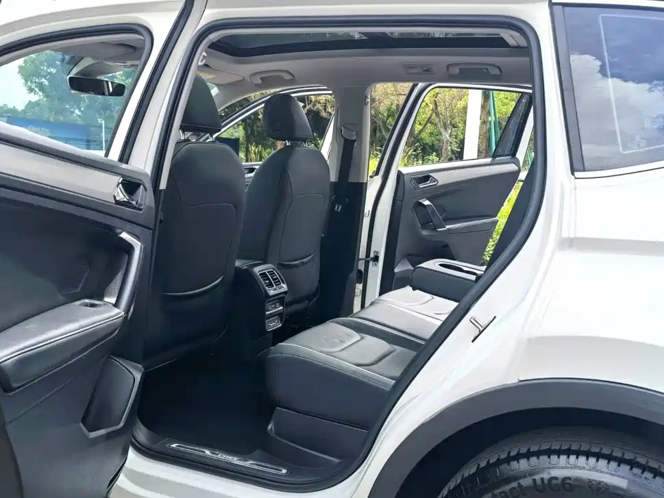 Volkswagen Tiguan L Plug-In Hybrid 2021 — фото 10