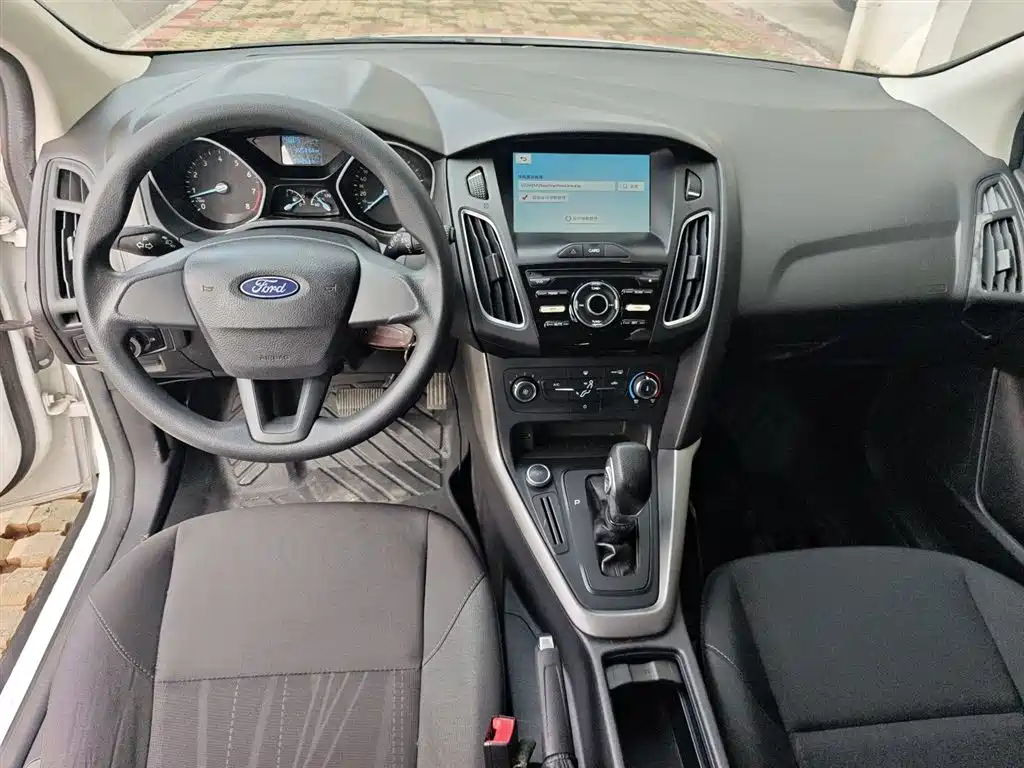 Ford Focus 2018 — фото 10