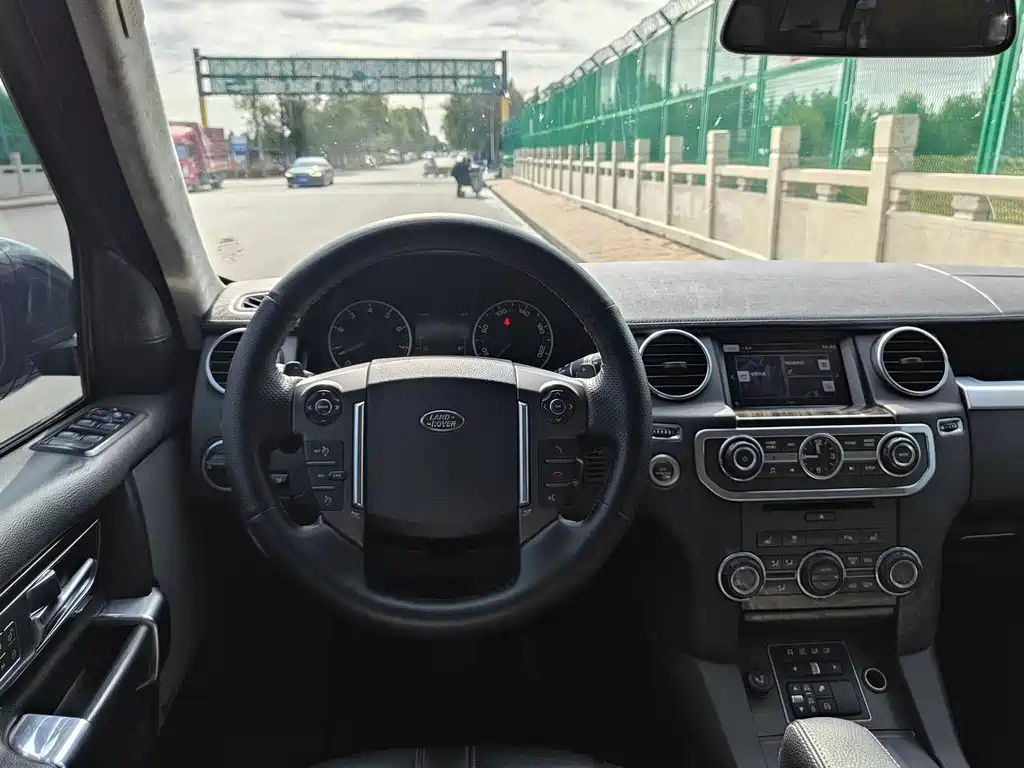 Land Rover Discovery 2016 — фото 14