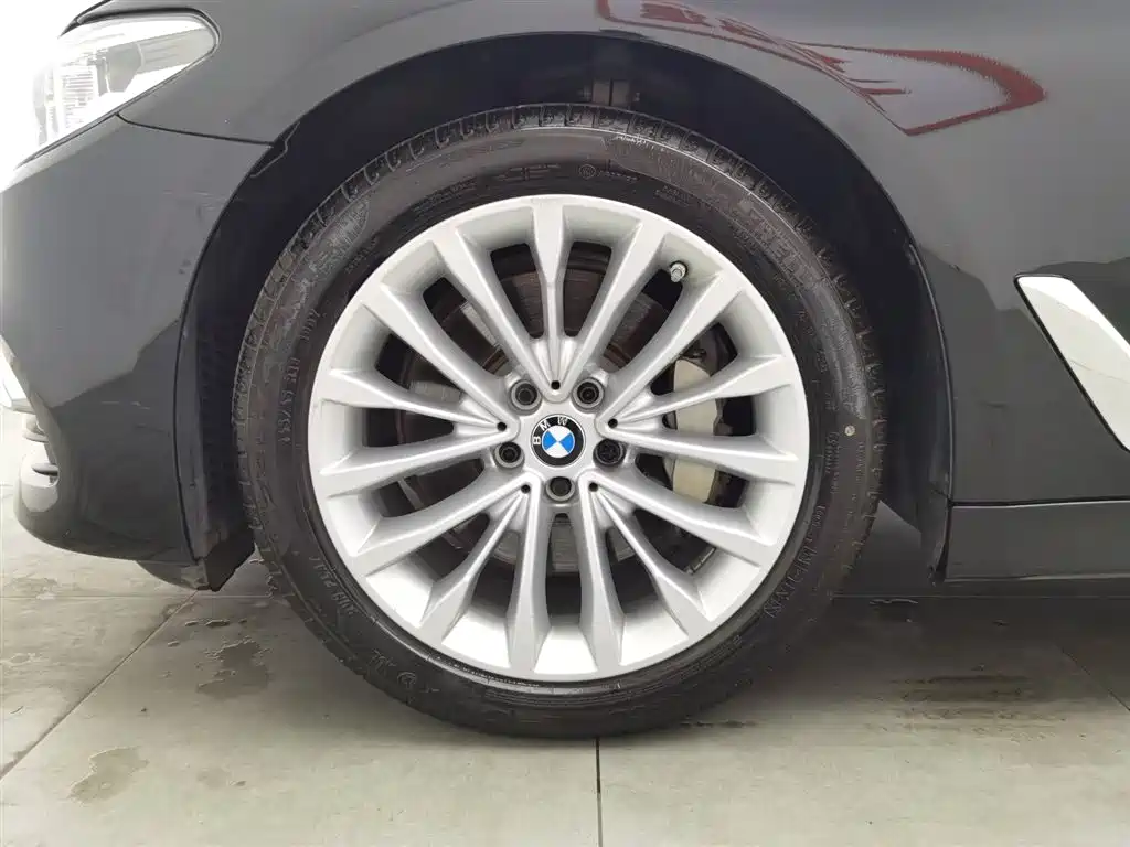 BMW 5 Series 2019 — фото 17