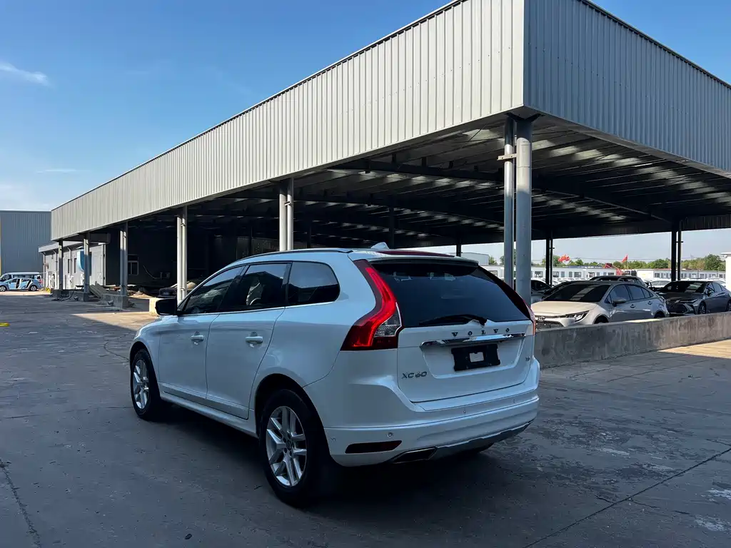 Volvo XC60 2017 — фото 17