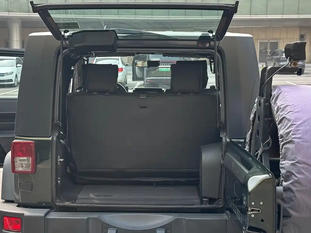 Jeep Wrangler 2010 — фото 16