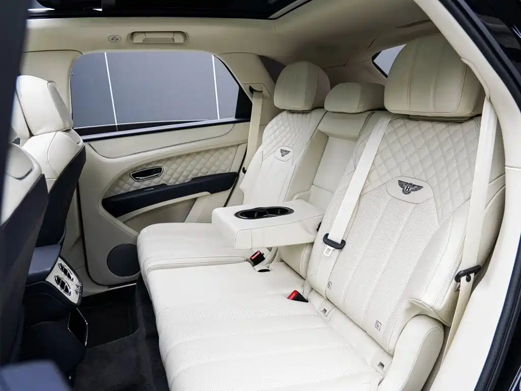 Bentley Bentayga 2023 — фото 13