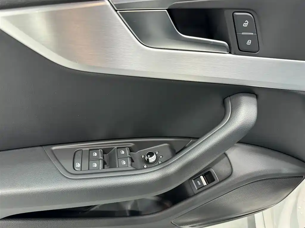 Audi A4L 2018 — фото 12