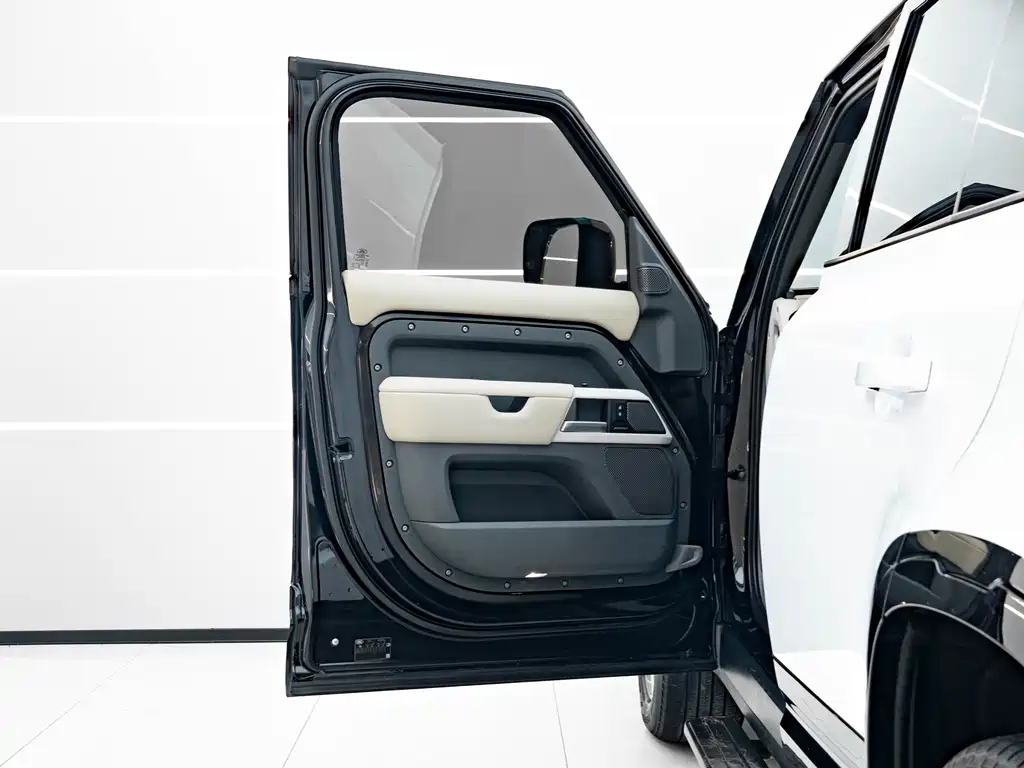 Land Rover Defender 2022 — фото 16
