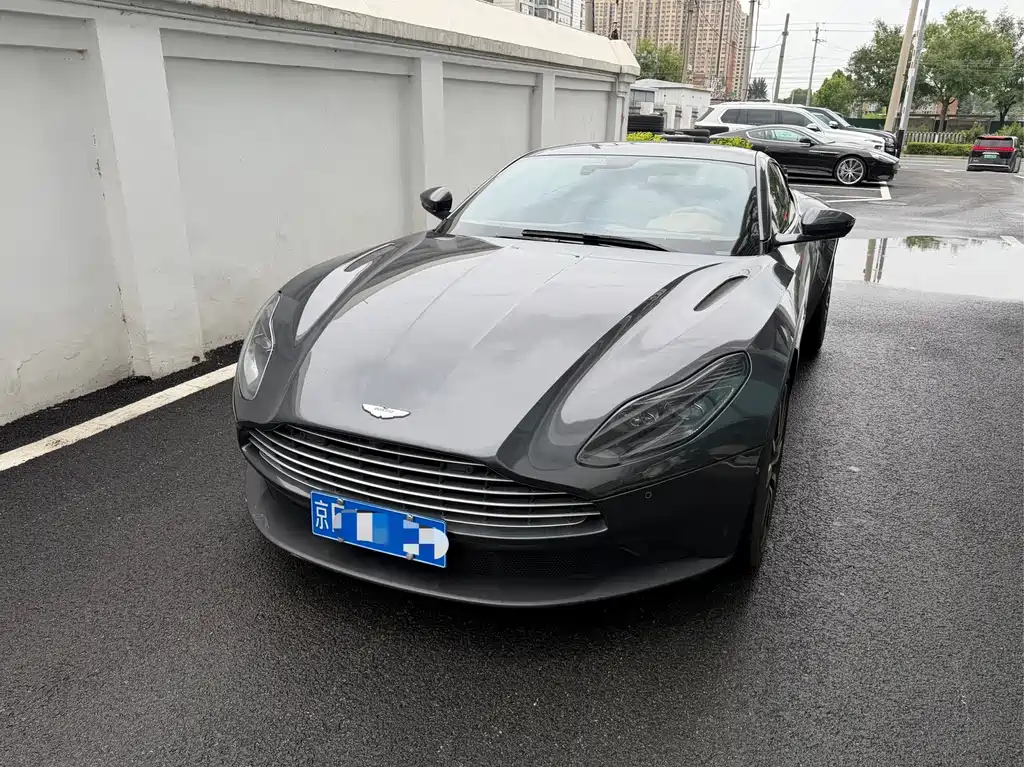 Aston Martin DB11 2022 — фото 1
