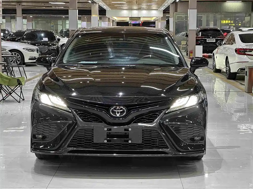 Toyota Camry 2022 — фото 2