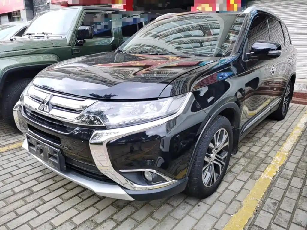 Mitsubishi Outlander 2017 — фото 1